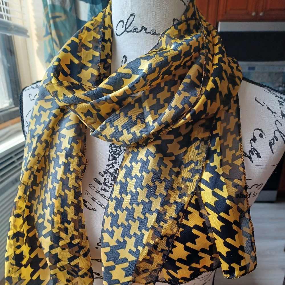 Accessorize Me scarf NWT